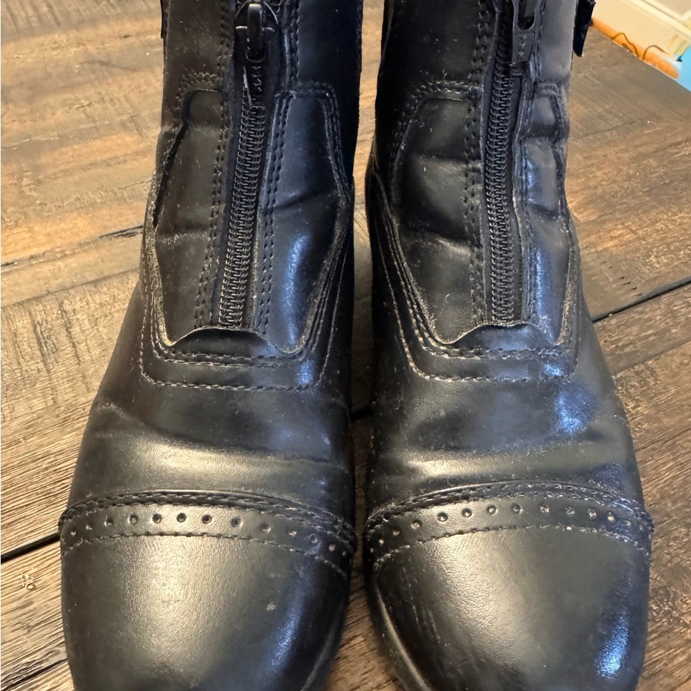 Saxon kids riding Boots